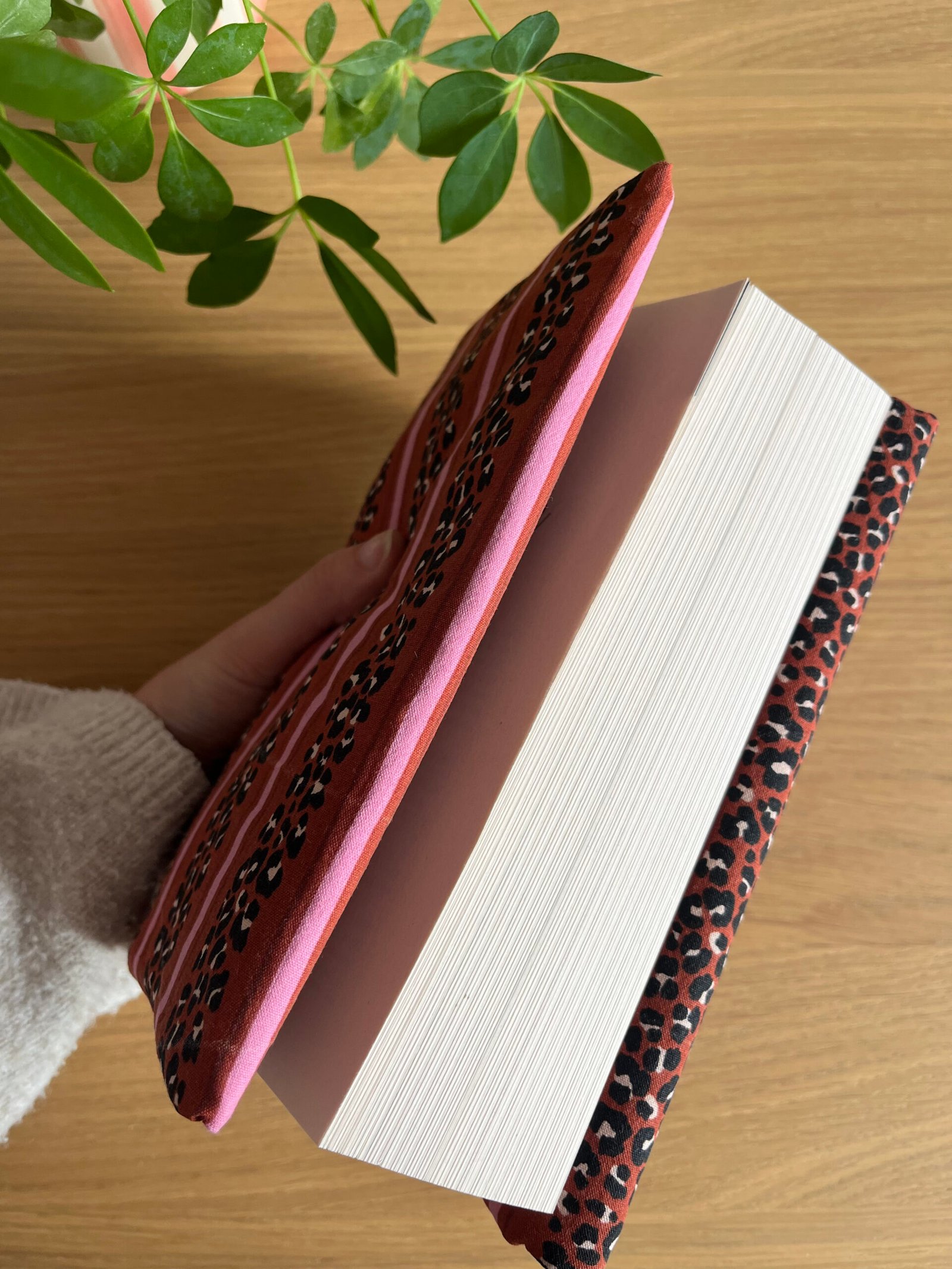 Couvre-livre ajustable et réversible Tessa – Image 3